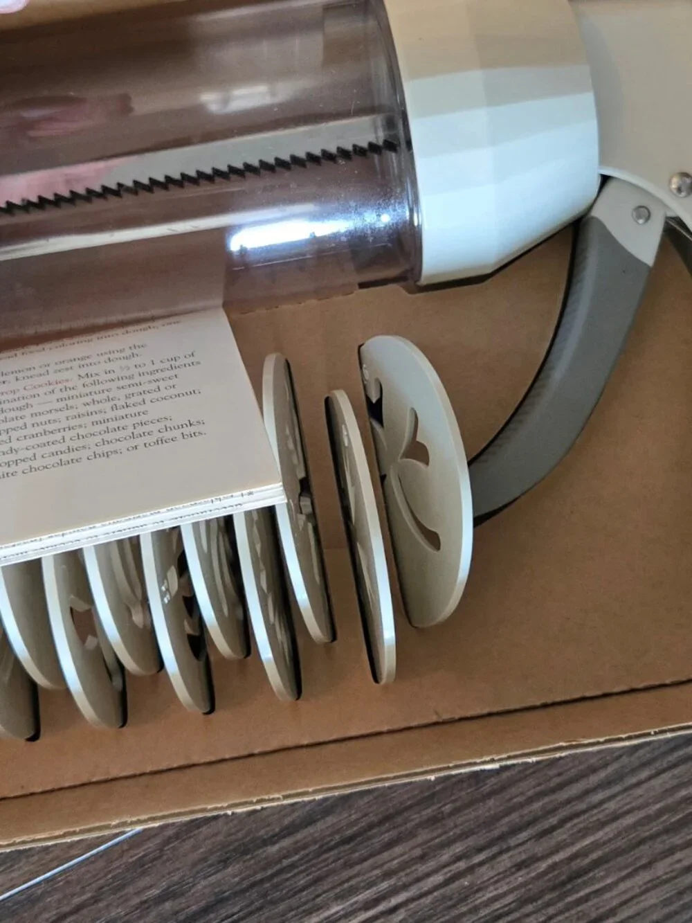 PAMPERED CHEF 1525 Cookie Press Maker with Discs for Baking NEW IN BOX!